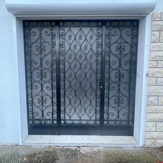 Porte d’entrée en acier avant remplacement à Soustons