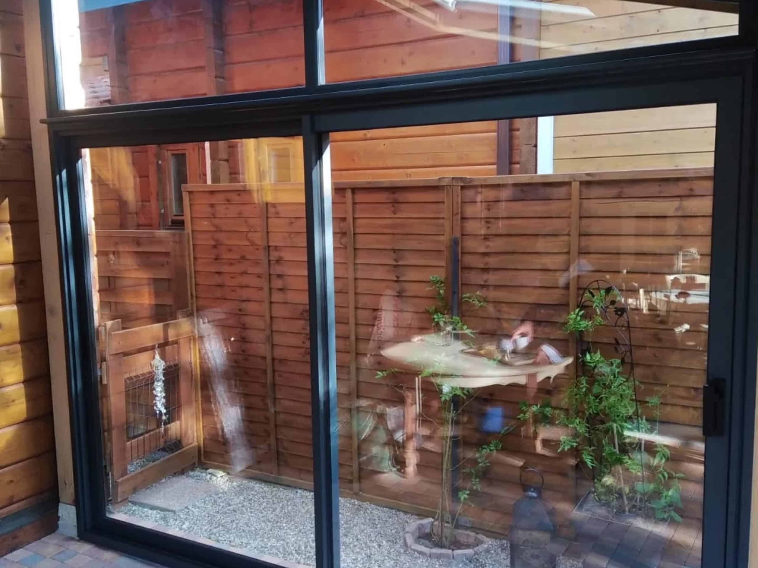 terrasse fermée avec baies vitrées aluminium et stores anti chaleur 2