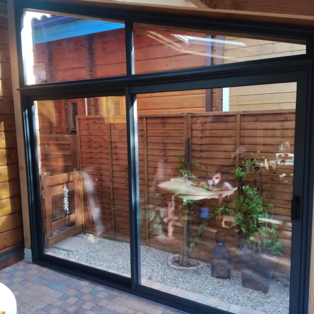 terrasse fermée avec baies vitrées aluminium et stores anti chaleur 2