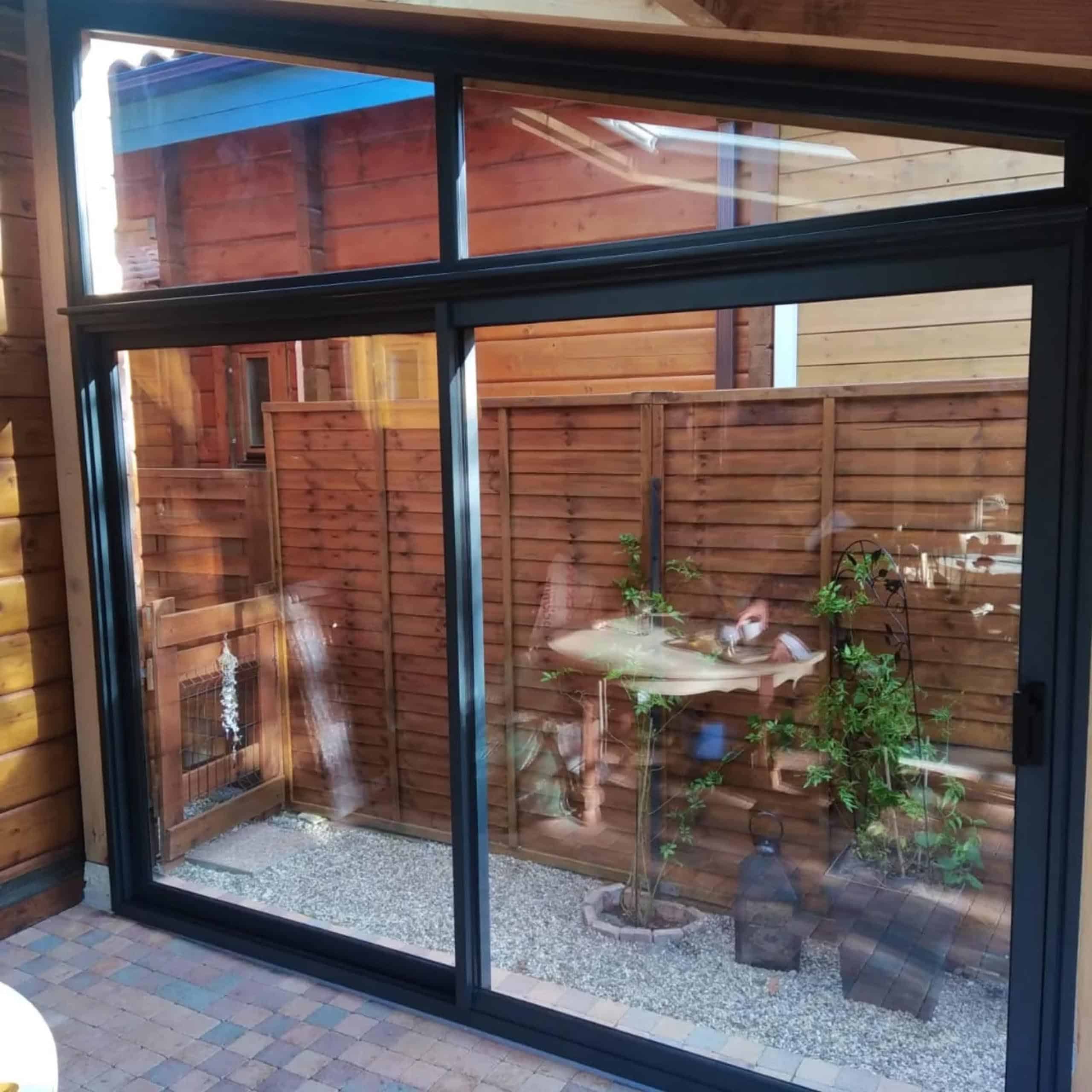 terrasse fermée avec baies vitrées aluminium et stores anti chaleur 2