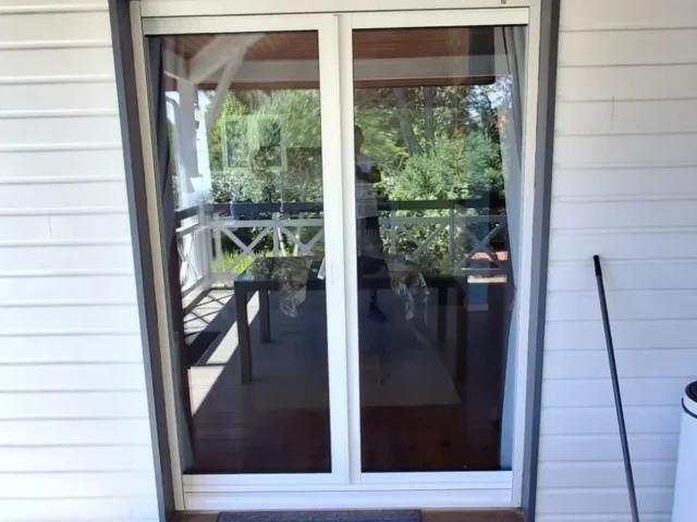 Baie vitrée à galandage aluminium sur terrasse bois — Hontabal Landes