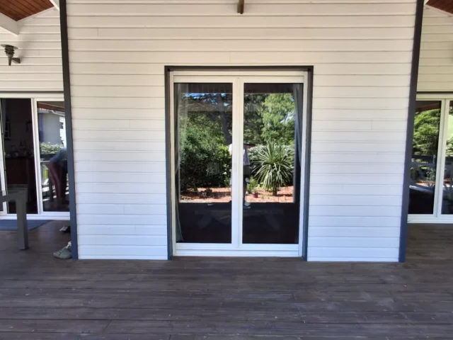 Façade maison bois équipée de baies à galandage — pose Hontabal Moliets