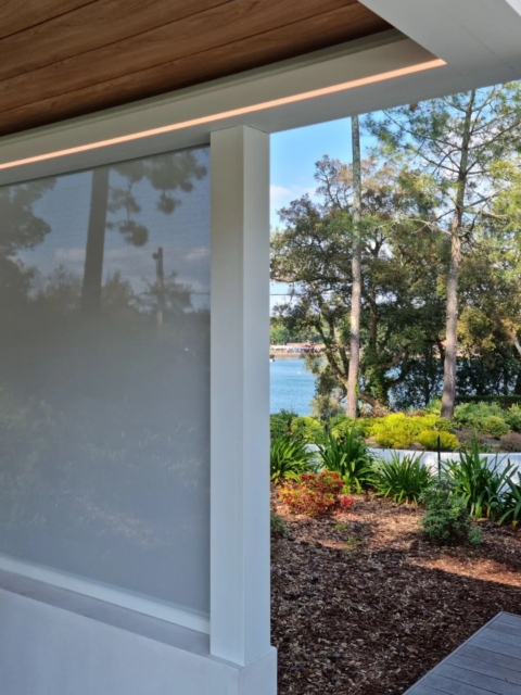 Pergola bioclimatique avec vue sur jardin : pose sur mesure à Hossegor par Hontabal
