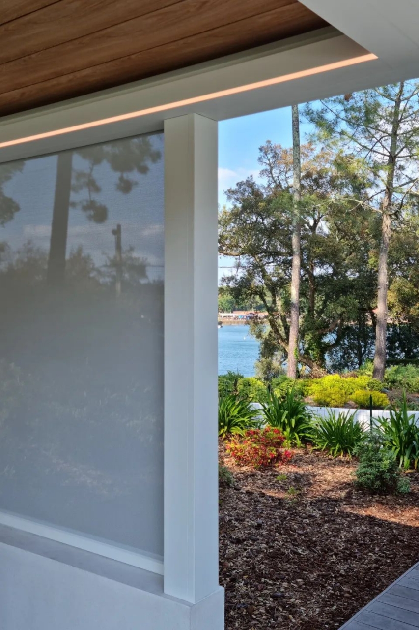Pergola bioclimatique avec vue sur jardin : pose sur mesure à Hossegor par Hontabal