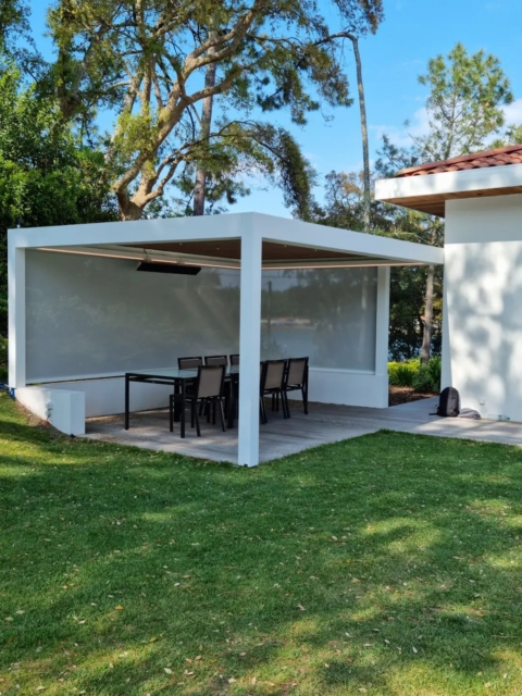 Pergola bioclimatique blanche avec lames orientables : installation Hossegor