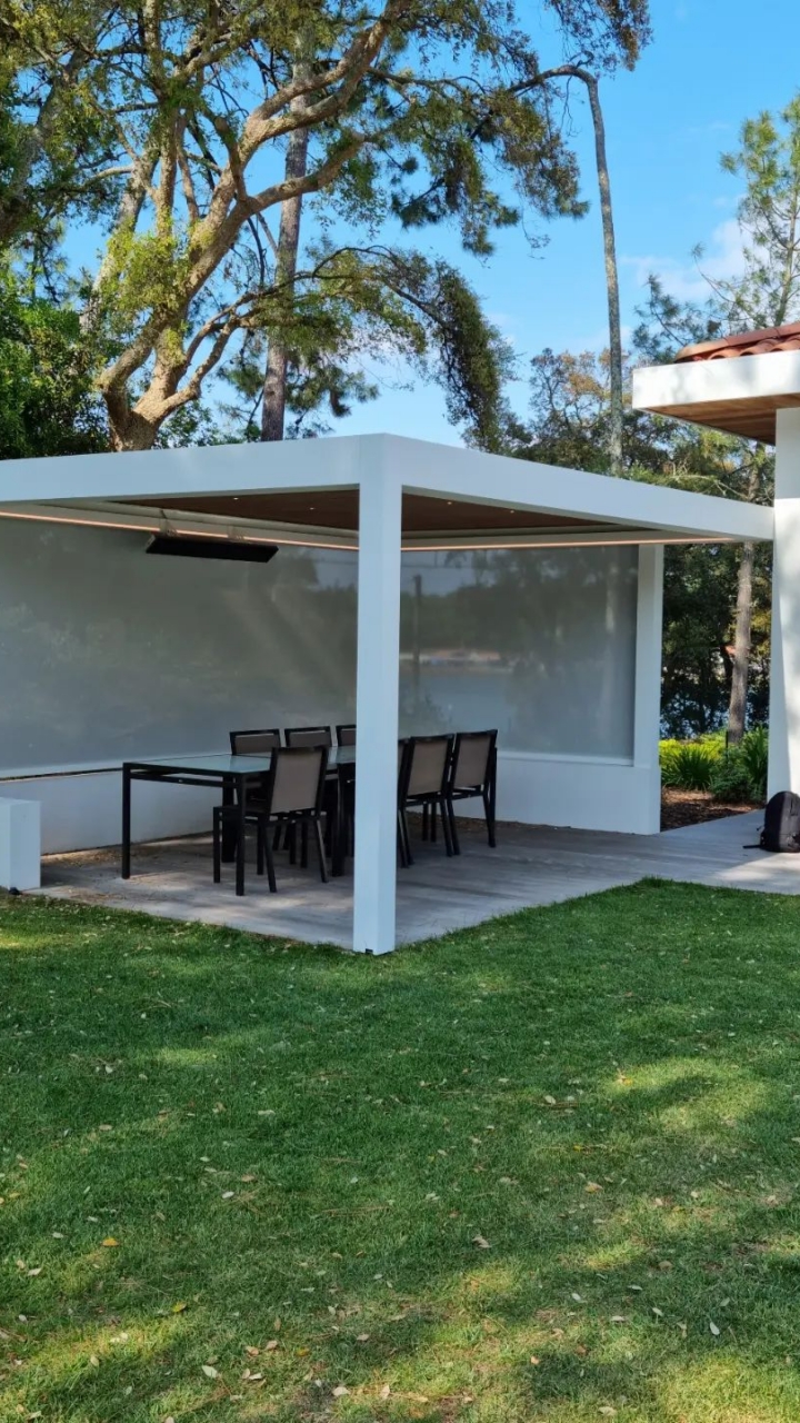 Pergola bioclimatique blanche avec lames orientables : installation Hossegor
