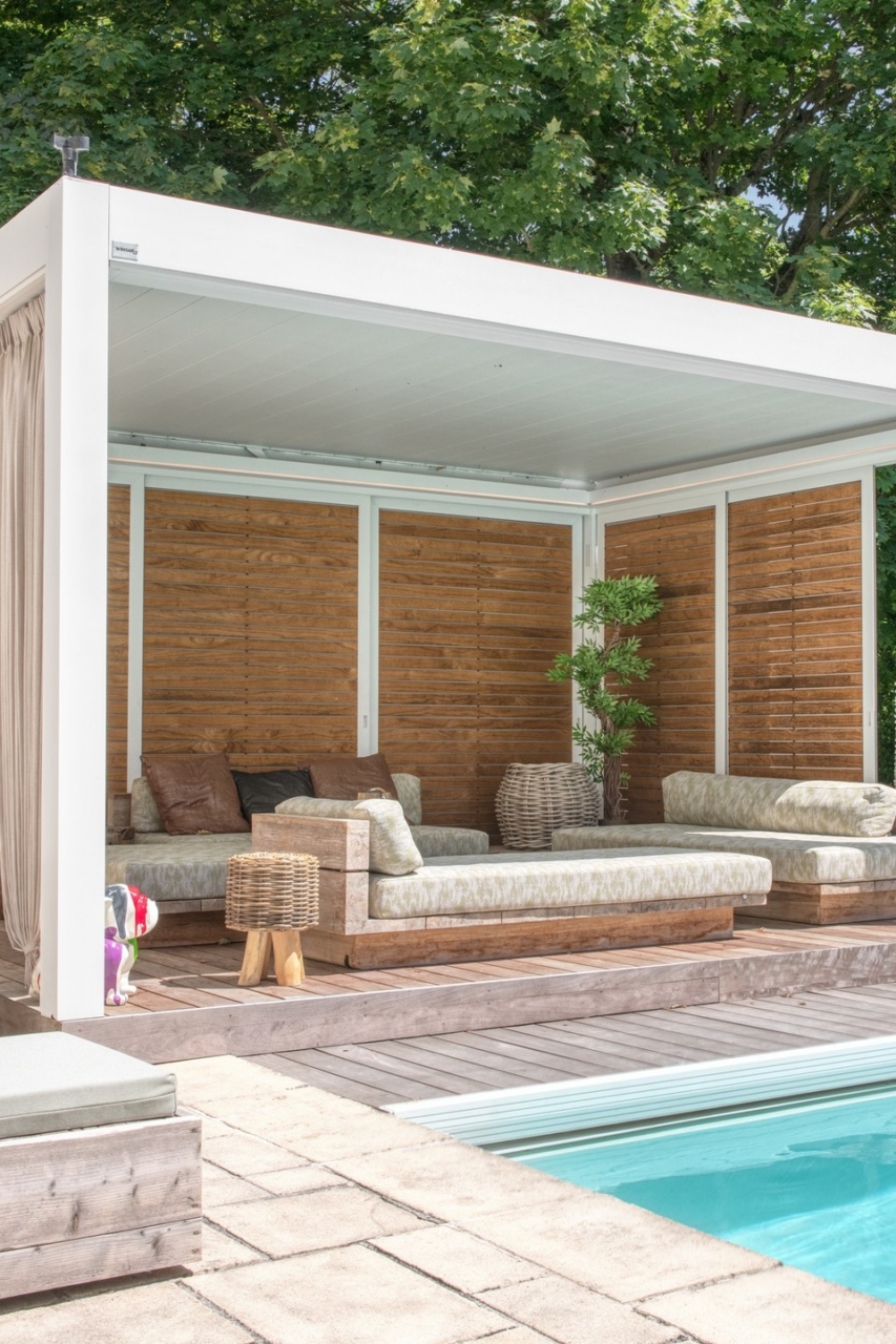 Espace extérieur équipé d'une pergola bioclimatique à Hossegor — Hontabal