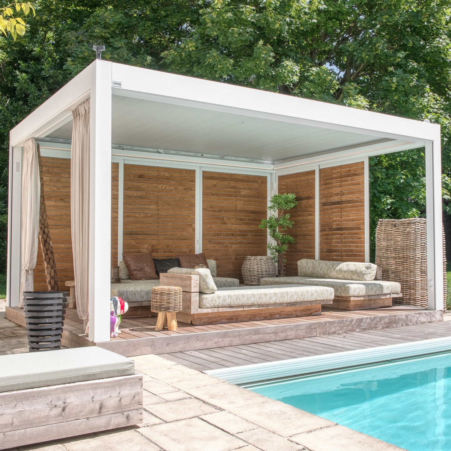 Espace extérieur équipé d'une pergola bioclimatique à Hossegor — Hontabal