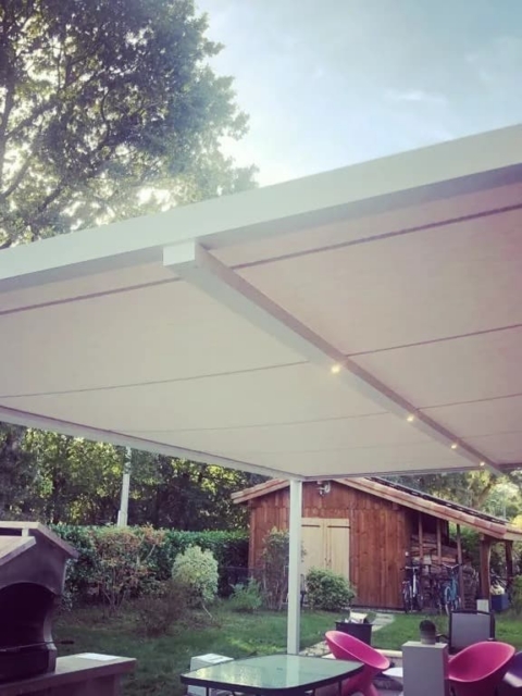 Terrasse couverte par une pergola bioclimatique Winsol — pose Hontabal Hossegor