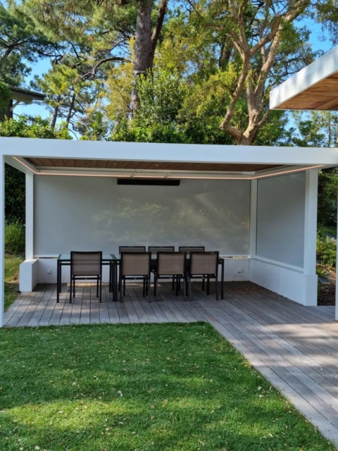 Pergola bioclimatique Winsol avec salon extérieur — installation Hontabal à Soustons
