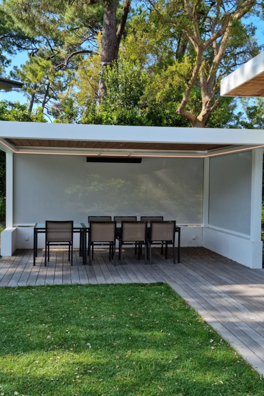 Pergola bioclimatique Winsol avec salon extérieur — installation Hontabal à Soustons