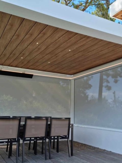 Pergola bioclimatique aluminium avec table de jardin — secteur Soustons, Landes