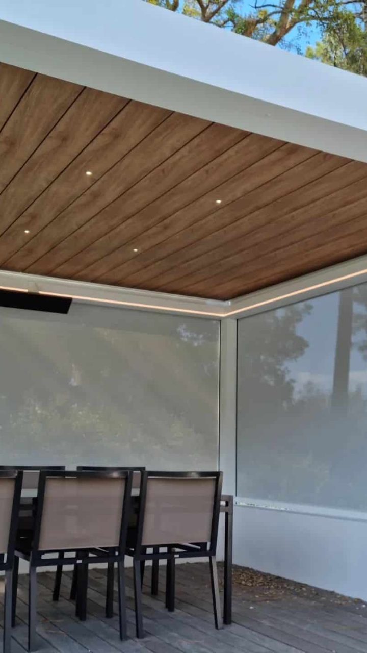 Pergola bioclimatique aluminium avec table de jardin — secteur Soustons, Landes