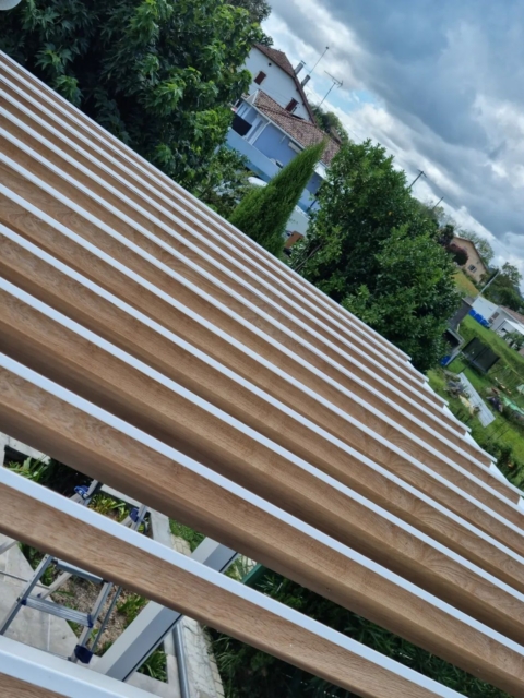 Espace extérieur équipé d'une pergola bioclimatique à Soustons — Hontabal