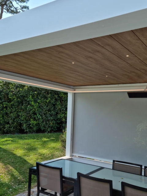 Pergola bioclimatique avec vue sur jardin — pose sur mesure Soustons par Hontabal