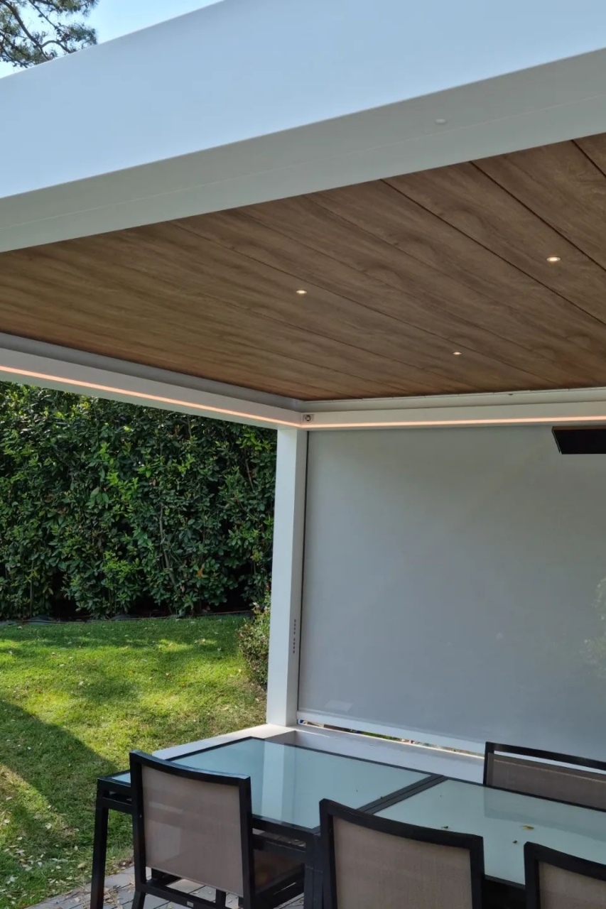Pergola bioclimatique avec vue sur jardin — pose sur mesure Soustons par Hontabal