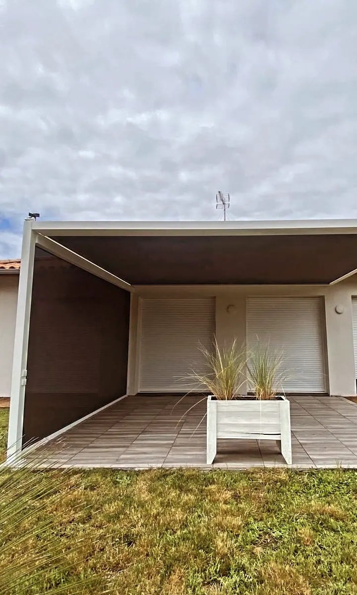 Pergola bioclimatique en aluminium sur terrasse — installation Hontabal Landes