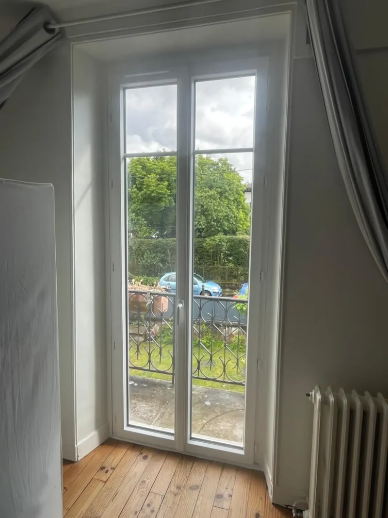 Porte-fenêtre PVC blanc à petits-bois rénovée par Hontabal à Bayonne