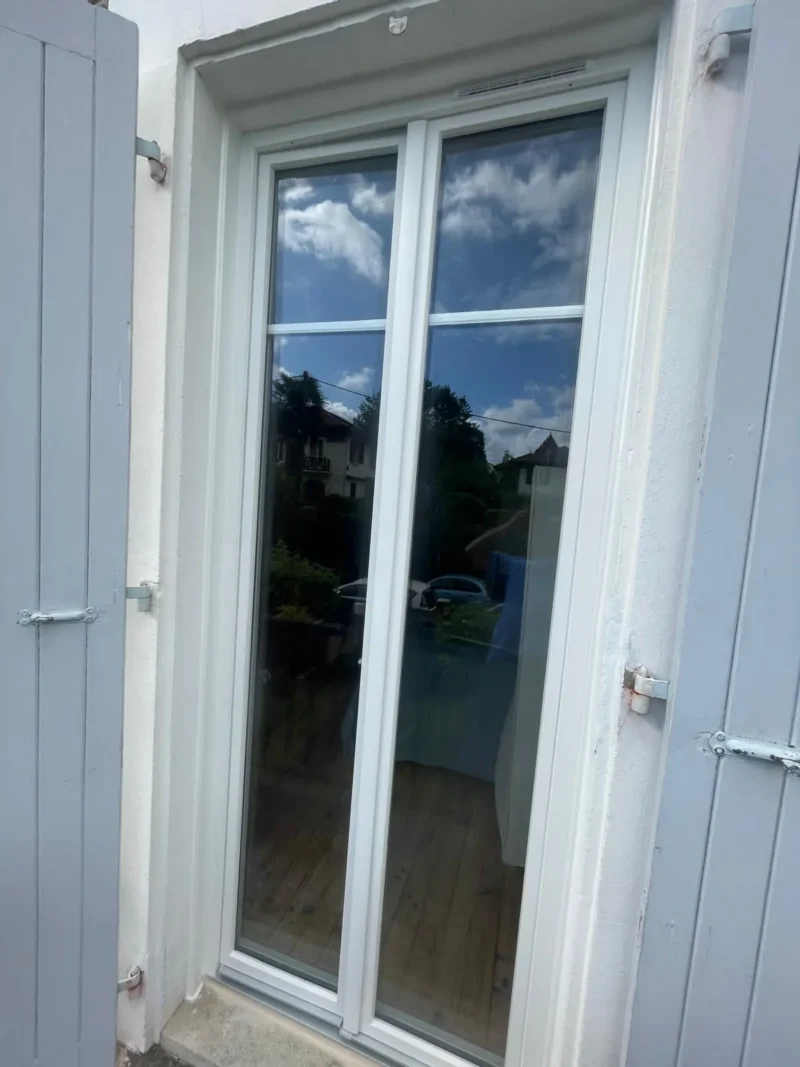 Fenêtre PVC blanc avec volets bois — rénovation Hontabal à Bayonne