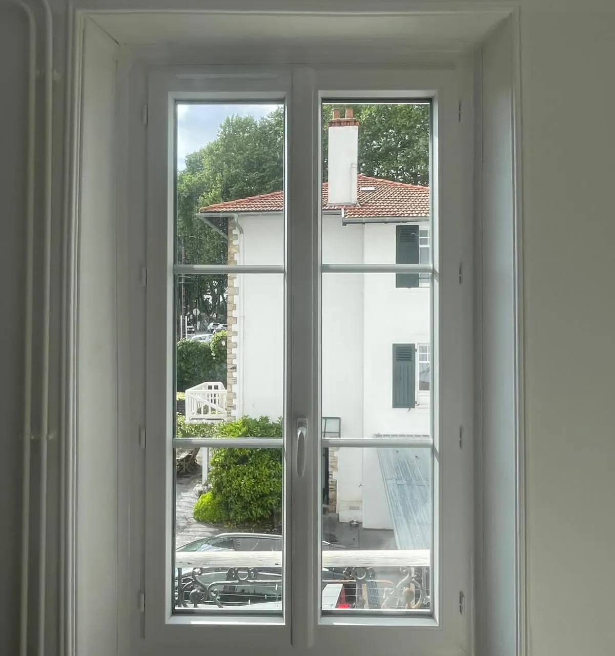 Porte-fenêtre PVC à croisillons posée par Hontabal — Bayonne 64100