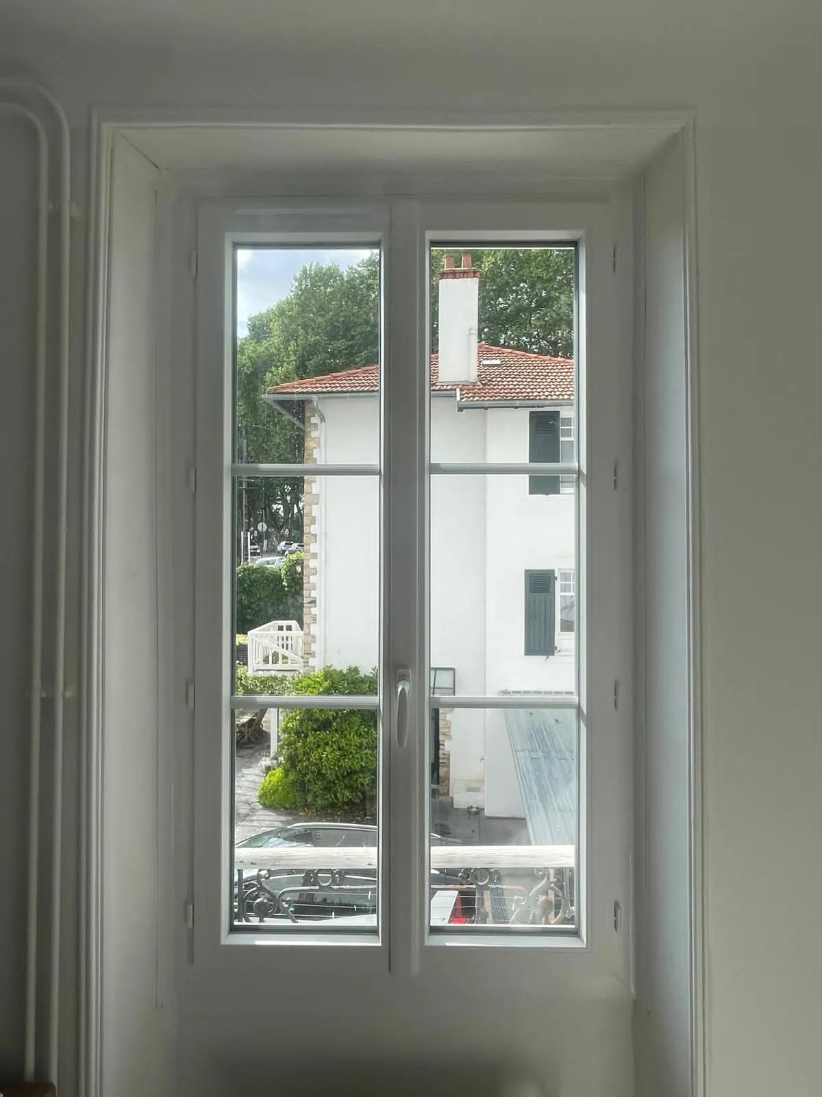 Porte-fenêtre PVC à croisillons posée par Hontabal — Bayonne 64100