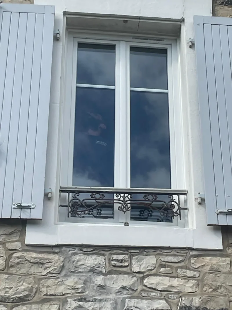 Fenêtre PVC petits-bois sur façade pierre — menuisier Hontabal Bayonne