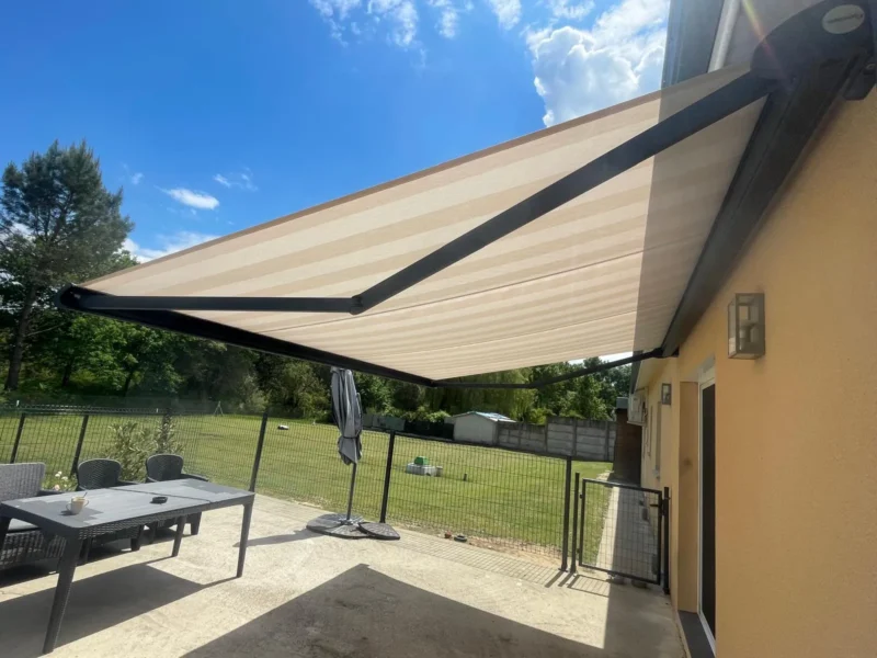 Store banne motorisé déployé sur terrasse — pose Hontabal Saint-Yaguen