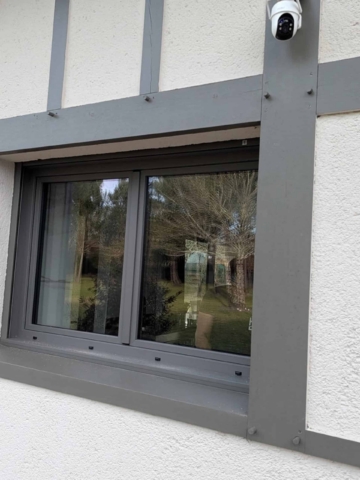 Coulissant aluminium gris remplacé sur une façade à colombage