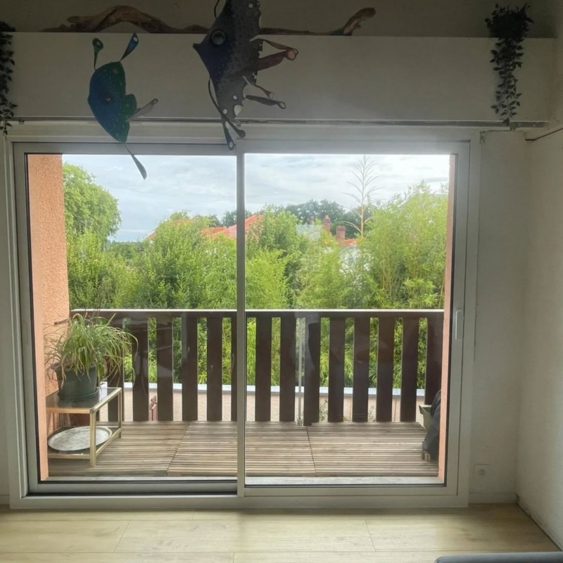 Balcon en bois vue sur jardin verdoyant