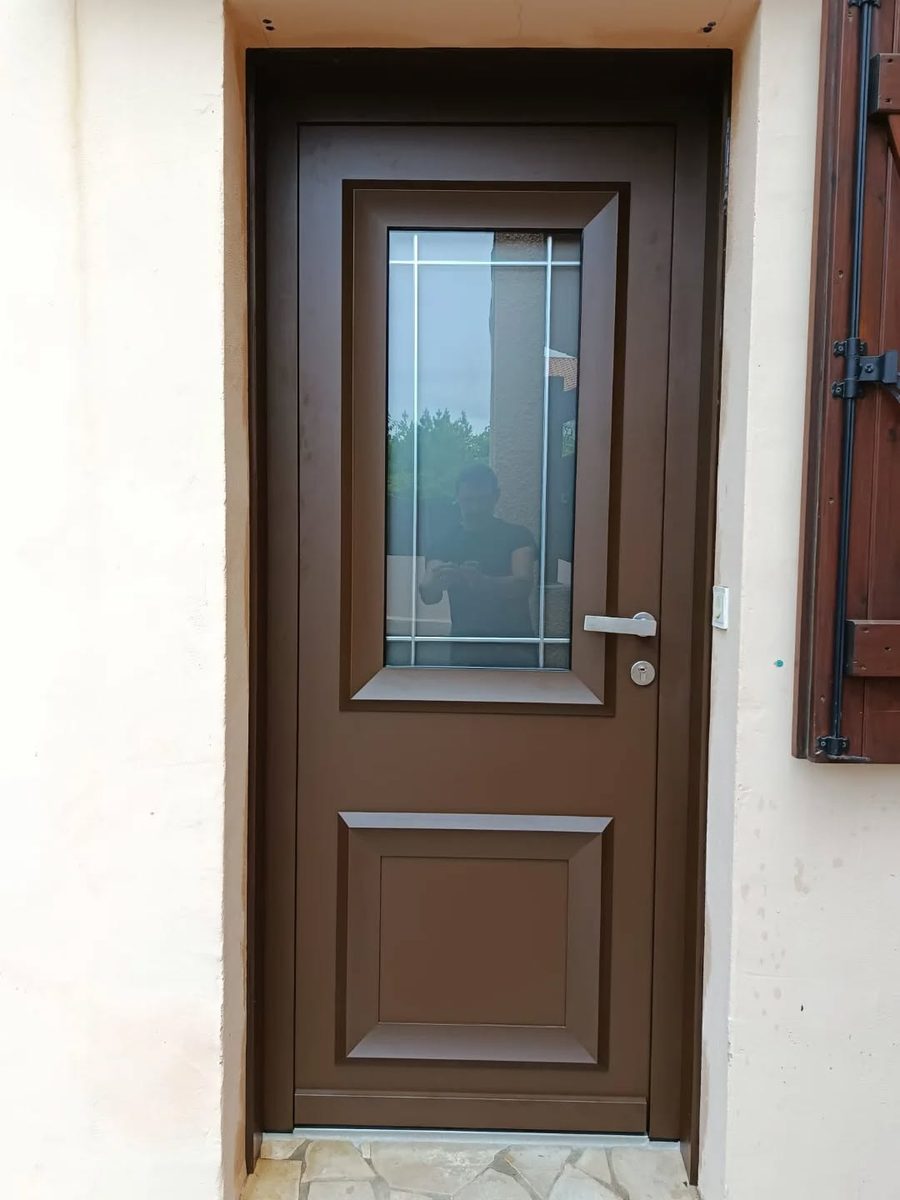 Porte d'entrée marron avec vitrage décoratif