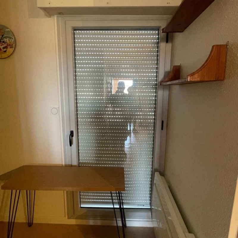 Porte-fenêtre aluminium gris avec volet roulant, vue intérieure à Vieux-Boucau