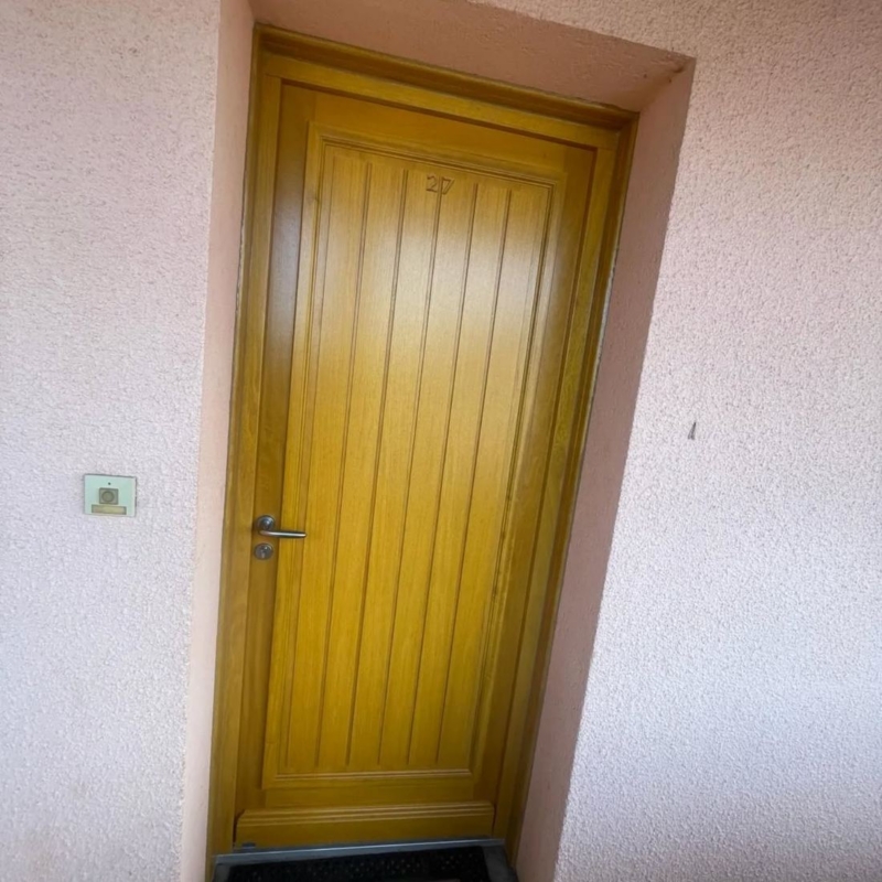 Porte d’entrée en bois légèrement inclinée
