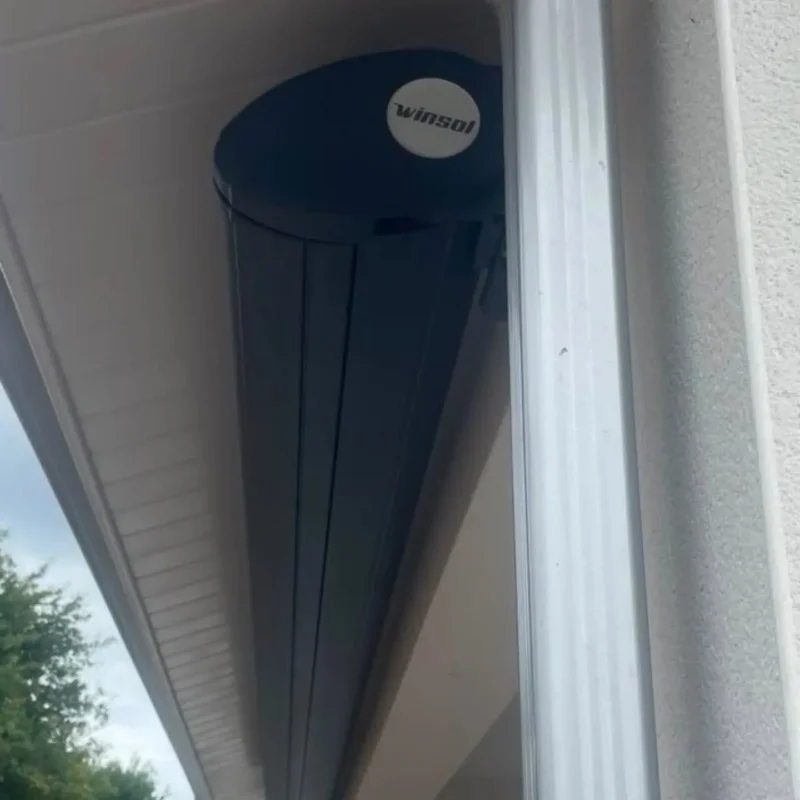 Coffre intégral aluminium anthracite du store Winsol Combisol fermé sous l’avancée de toit