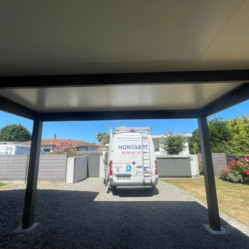 Vue depuis le carport aluminium à Ondres, avec le fourgon Hontabal stationné devant