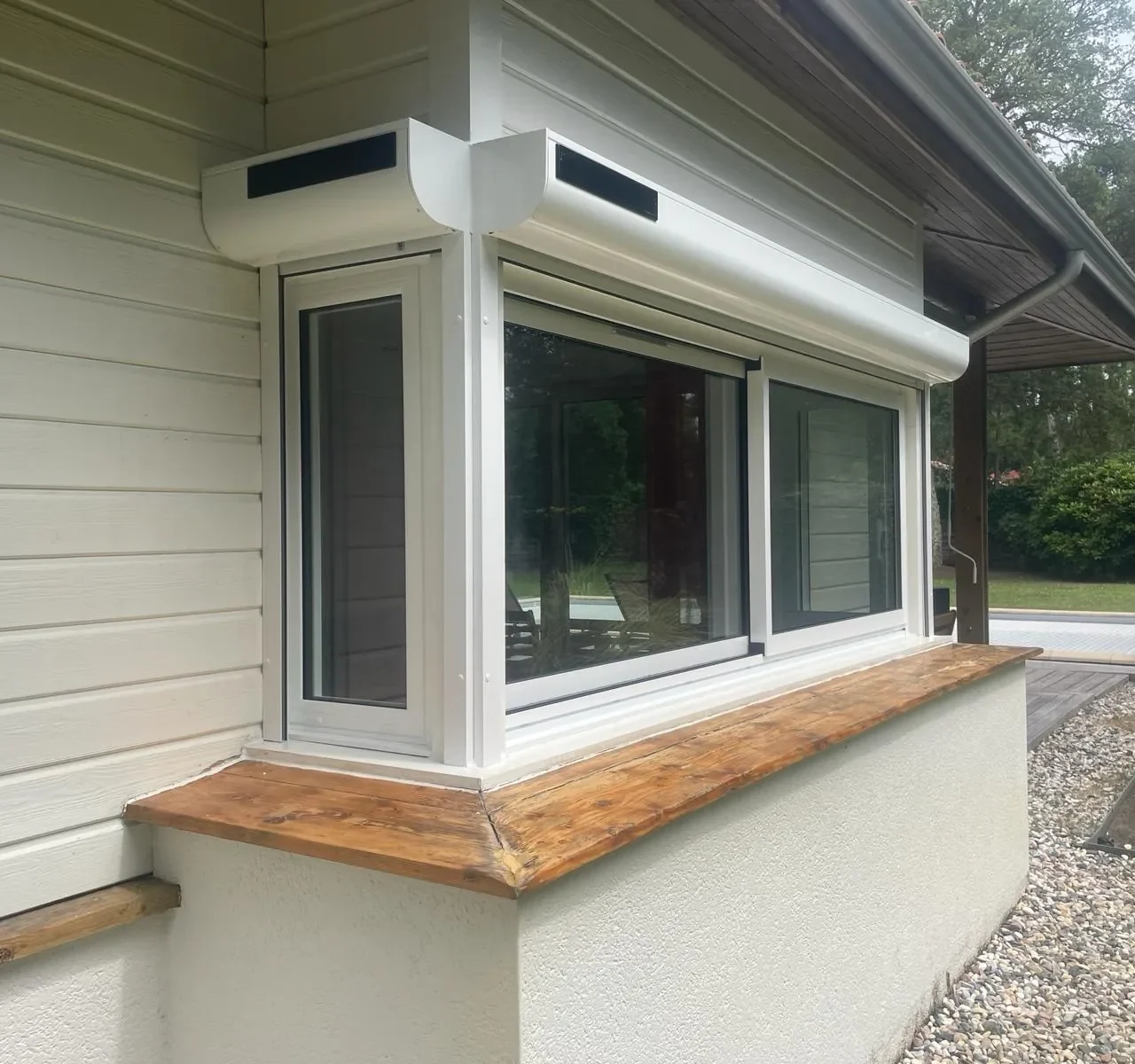 Bow-window en aluminium blanc rénové par Hontabal à Moliets-et-Maa, avec coffres de volets roulants solaires