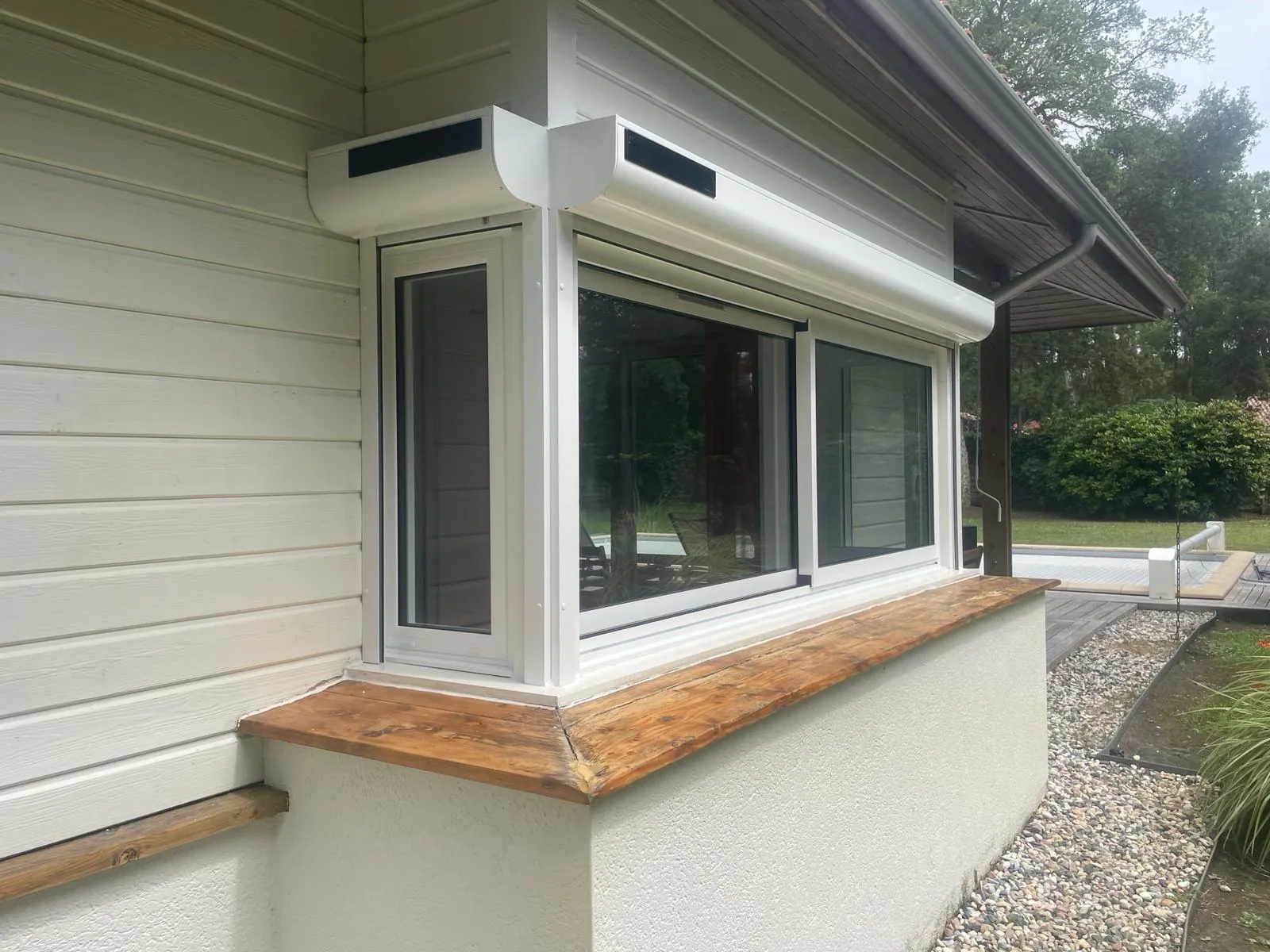 Bow-window en aluminium blanc rénové par Hontabal à Moliets-et-Maa, avec coffres de volets roulants solaires
