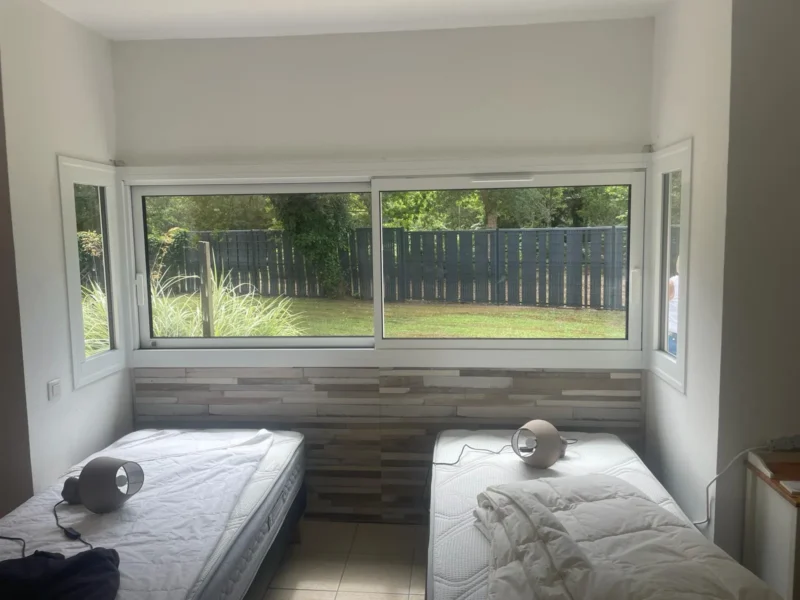 Vue intérieure du bow-window aluminium depuis la chambre, maison à Moliets-et-Maa