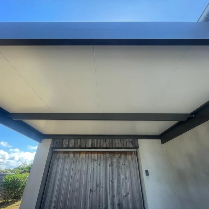 Sous-face du carport aluminium et traverses anthracite, réalisation Hontabal à Ondres