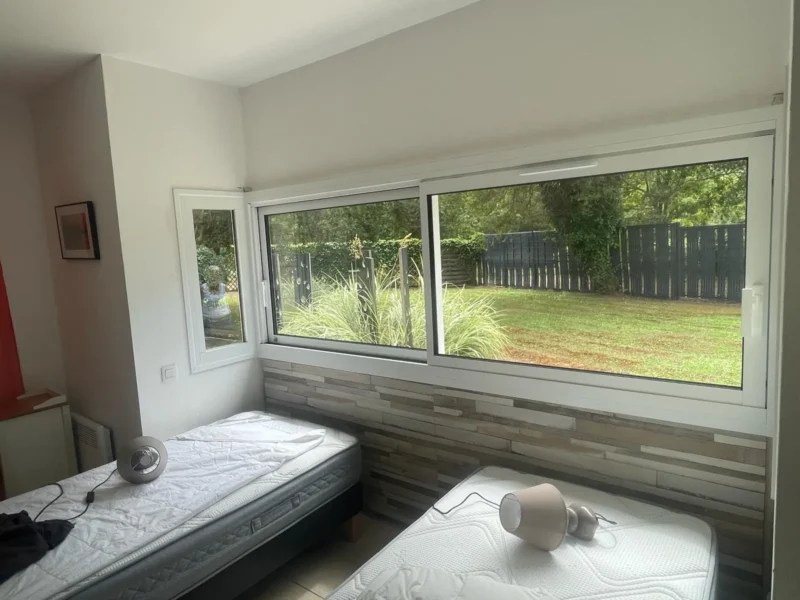 Coulissant aluminium et ouvrant latéral vus de l'intérieur d'une chambre à Moliets
