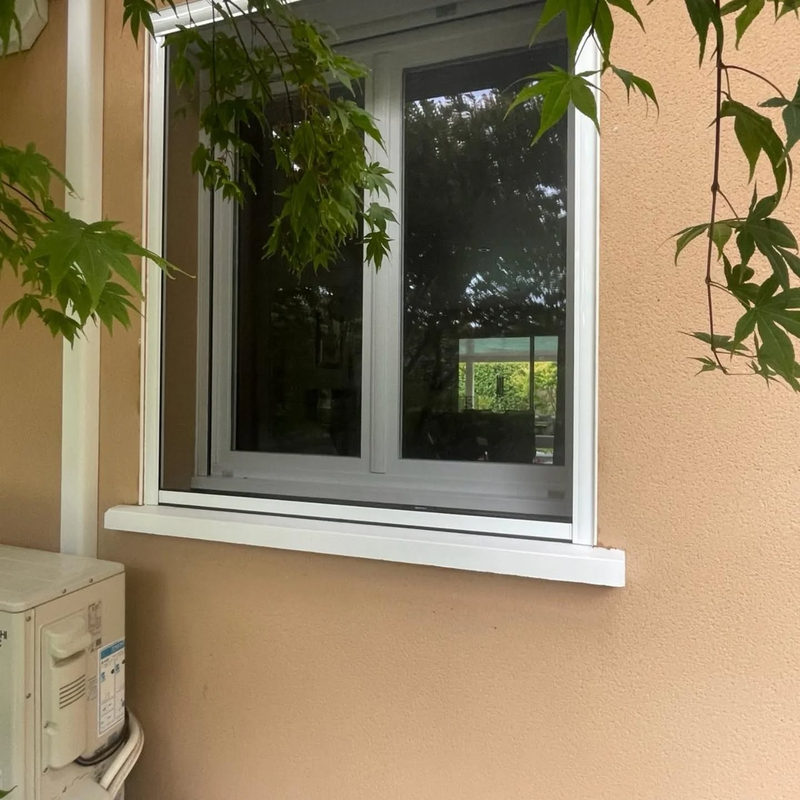 Moustiquaire enroulable verticale installée sur une fenêtre à Soustons, coffre et coulisses blancs