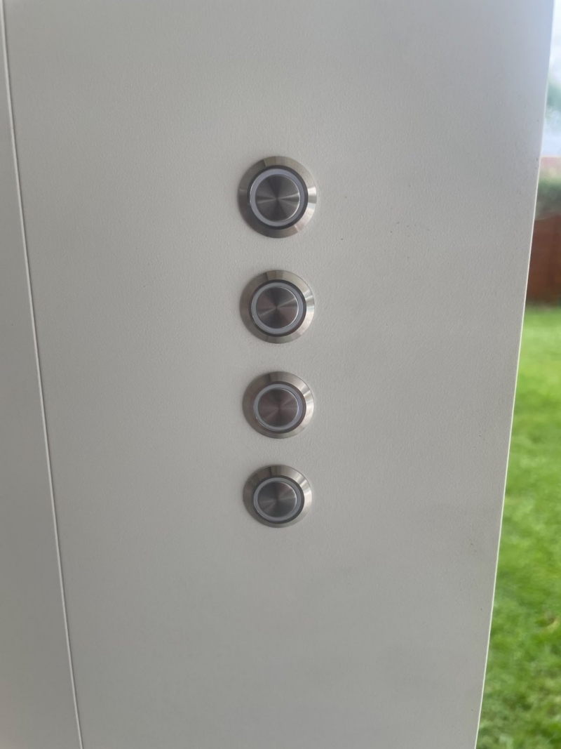 Boutons de commande intégrés dans le poteau aluminium d'une pergola bioclimatique motorisée