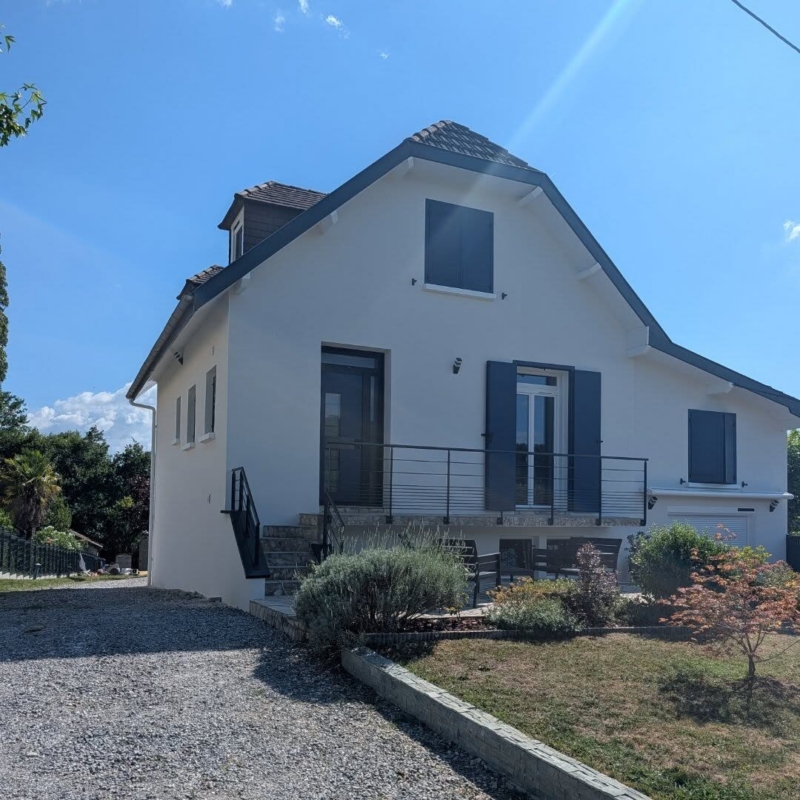 Maison rénovée dans le sud des Landes avec fenêtres PVC blanches, volets battants aluminium bleus et porte d'entrée assortie, posés par Hontabal