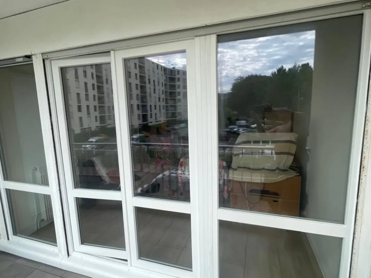 Vue depuis le balcon de l'ensemble PVC OuvertureS, porte-fenêtre deux vantaux et châssis fixe latéral, posé par Hontabal à Anglet