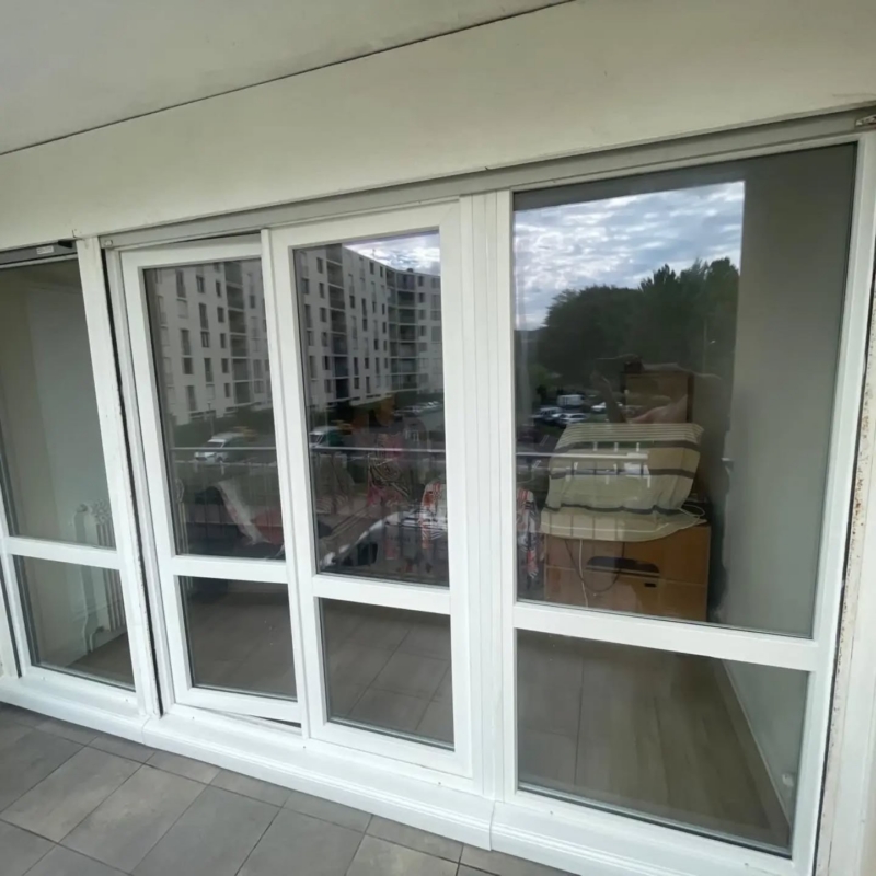Vue depuis le balcon de l'ensemble PVC OuvertureS, porte-fenêtre deux vantaux et châssis fixe latéral, posé par Hontabal à Anglet