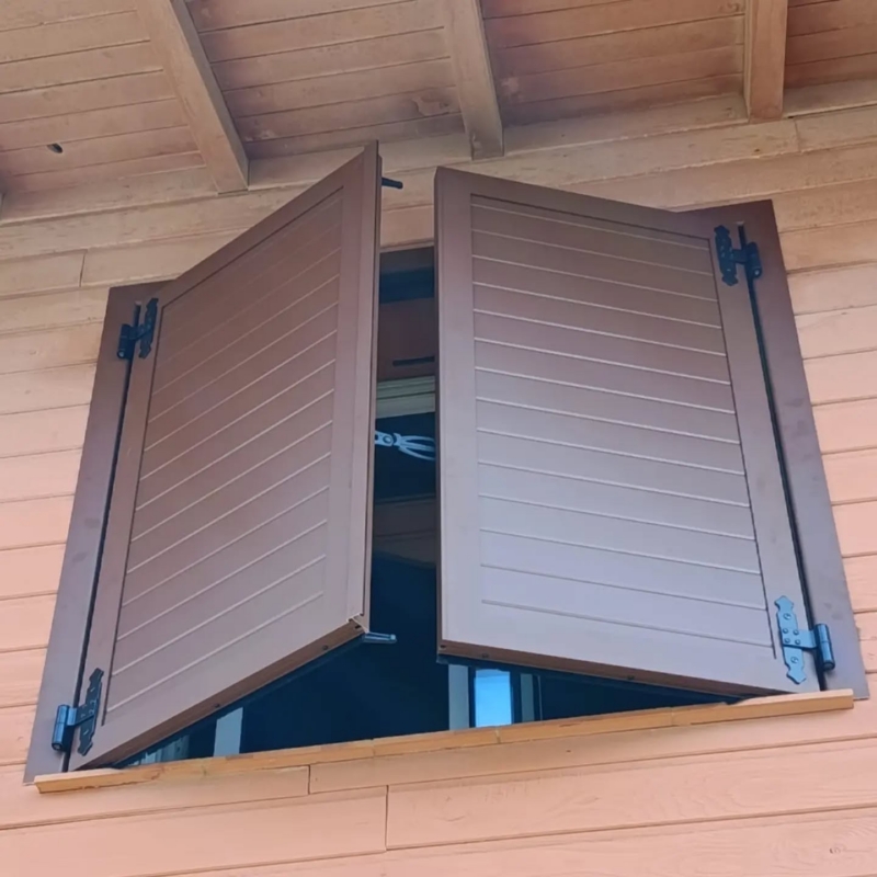 Gros plan sur une paire de volets battants aluminium OuvertureS Nathalia, panneaux isolés à lames horizontales, Vieux-Boucau